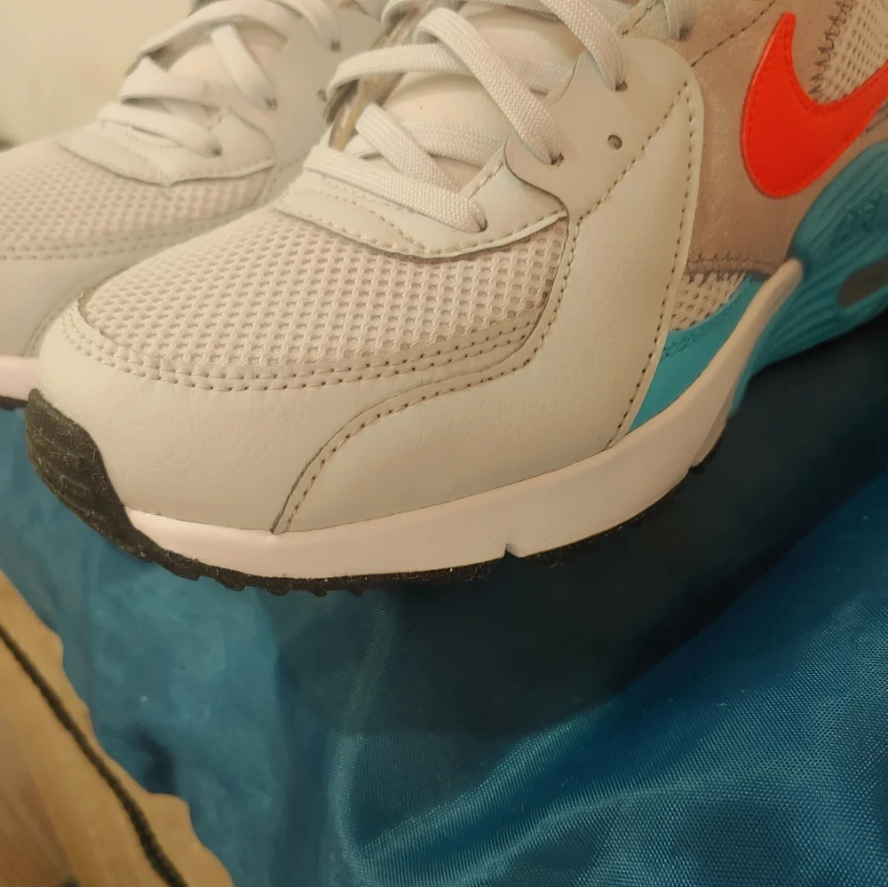 Nike Air Max Sneakers Women's - Picture 5 of 14